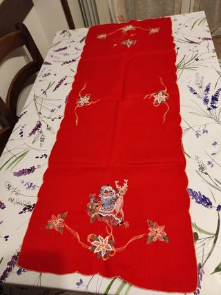 Centrotavola Natale rosso ricamato