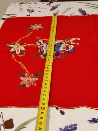 Centrotavola Natale rosso ricamato