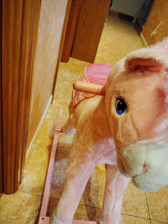 Caballo mecedora rosa infantil