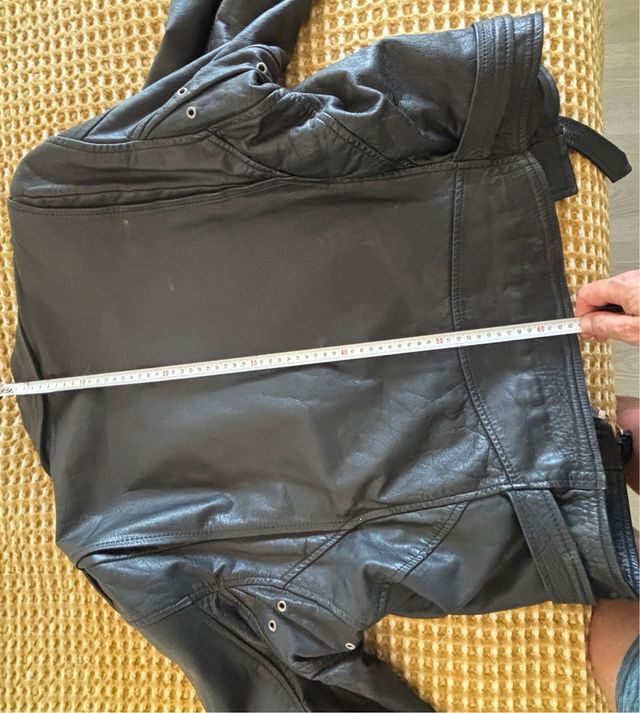 Chupa de cuero rockera. Chaqueta Erredos