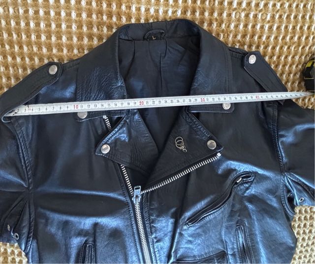 Chupa de cuero rockera. Chaqueta Erredos