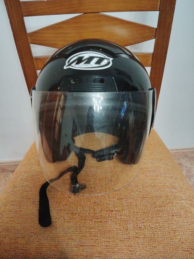 Casco moto Helmets MT negro c/visera