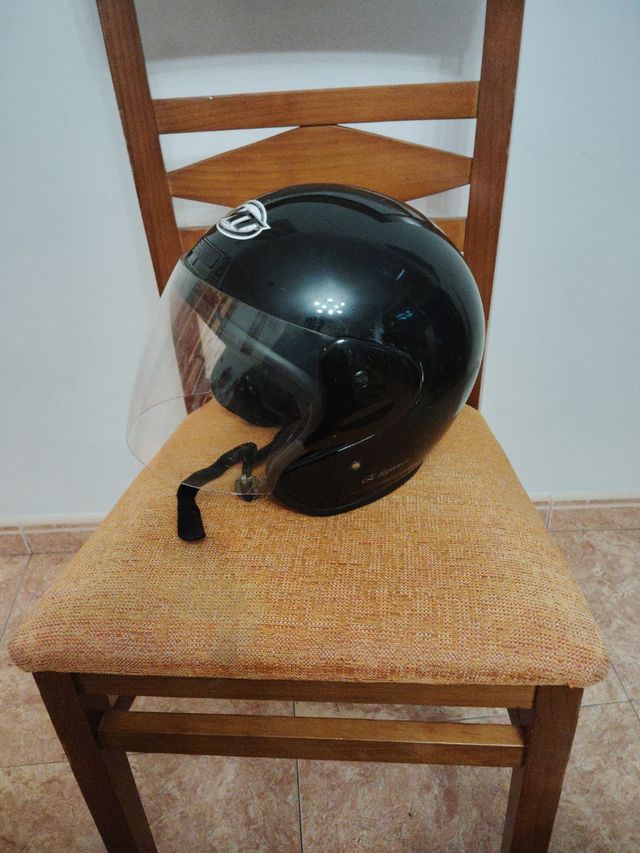 Casco moto Helmets MT negro c/visera