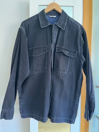 Chaqueta vaquera azul desgastada