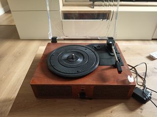 Tocadiscos marrón vintage