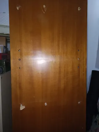 Librería de madera con cajones y puertas