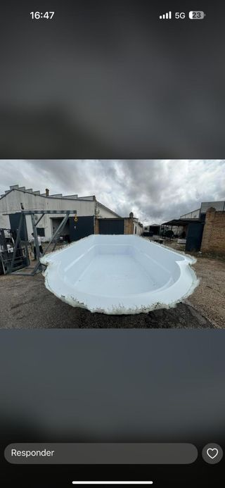 Piscina poliéster azul y blanca