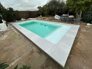 Piscina poliéster azul y blanca