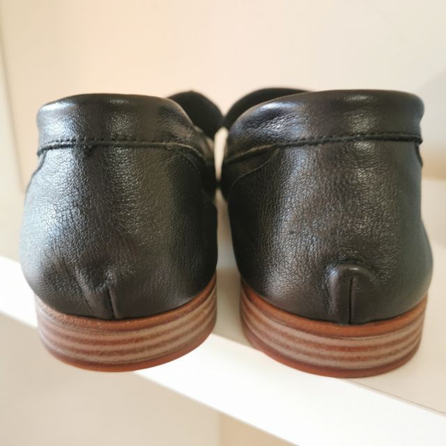 Mocasines Top3Shoes negros con hebilla dorada