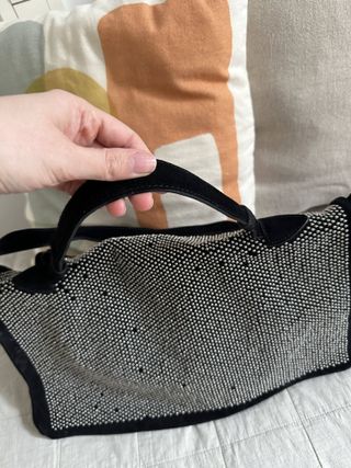 Bolso bandolera tachuelas ante negro Zara