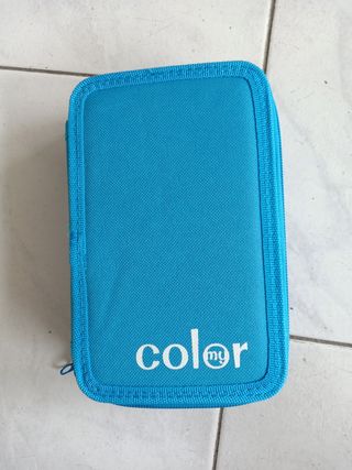 Astucci colorati con matite