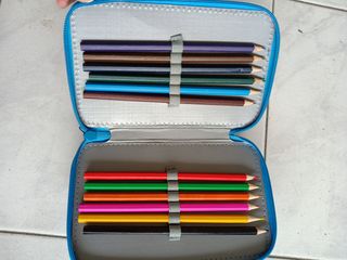 Astucci colorati con matite