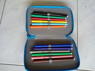 Astucci colorati con matite