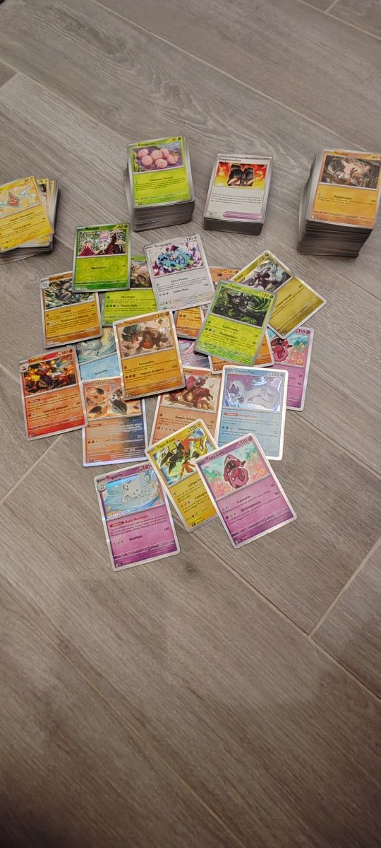 330 carte da collezione Pokemon