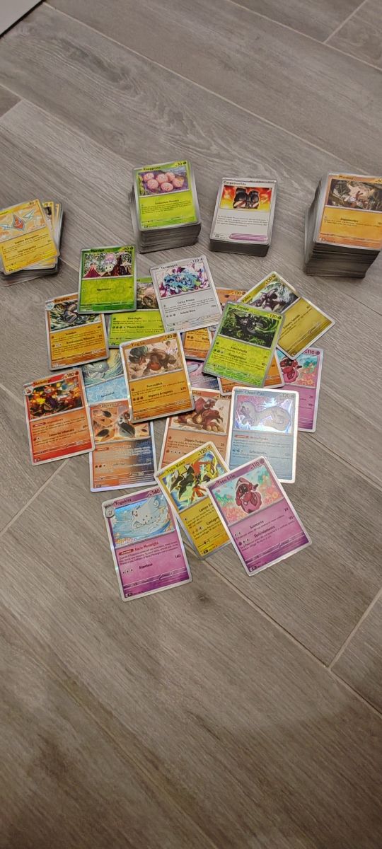 330 carte da collezione Pokemon