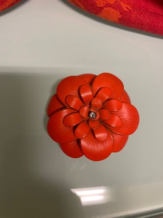 Spilla fiore pelle arancione