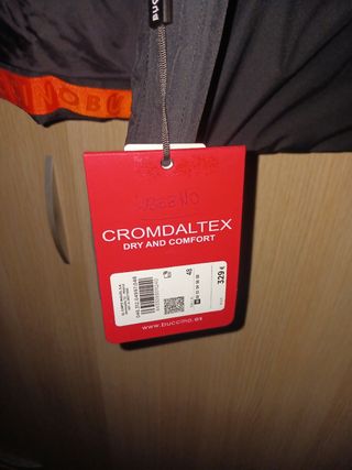 Abrigo negro Buccino
Talla 48 ,M
Con etiquetas 