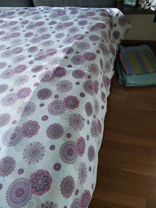 Il copriletto matrimoniale  con motivi decorativi.