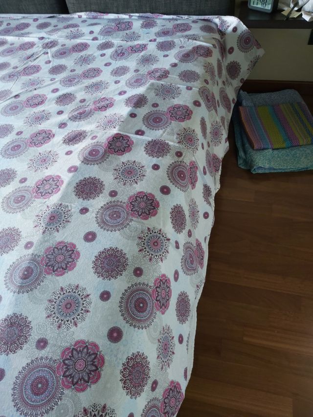 Il copriletto matrimoniale  con motivi decorativi.