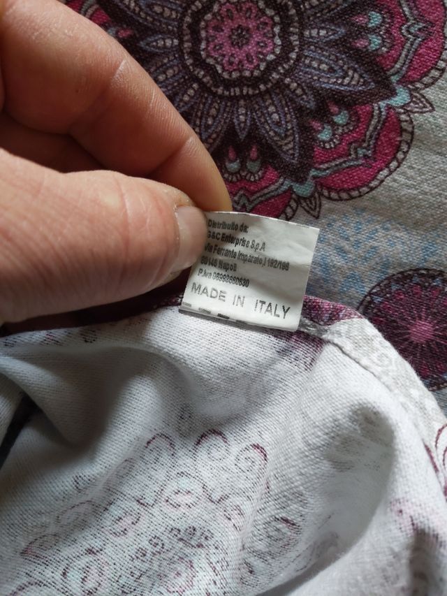 Il copriletto matrimoniale  con motivi decorativi.