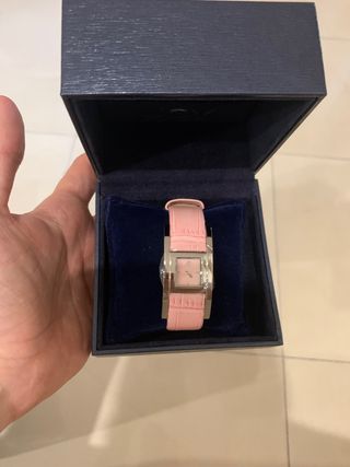 Reloj de pulsera rosa y plata