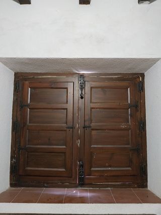 Ventana castellana de madera 