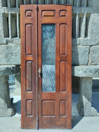 Puerta de castaño.