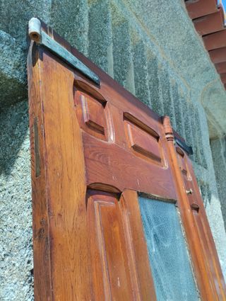 Puerta de castaño.