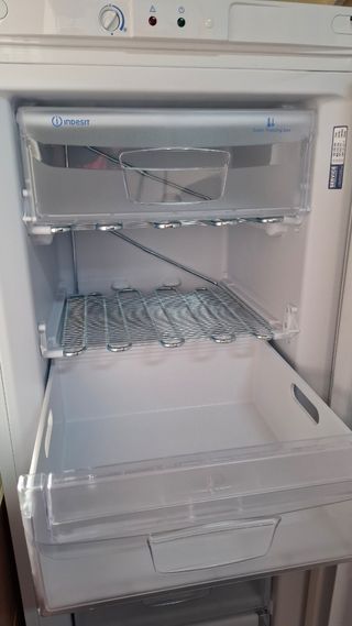 Congelador Vertical Indesit