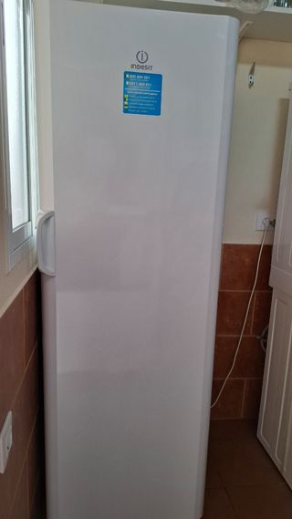 Congelador Vertical Indesit
