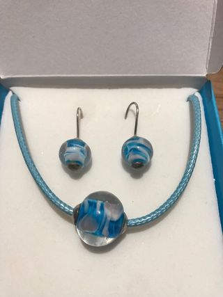 Colgante y pendientes de cristal y plata