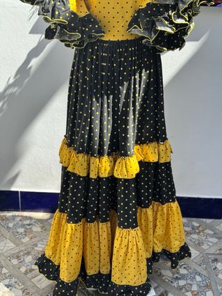 traje de flamenca o vestido