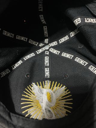 Gorra Grimey negra y dorada