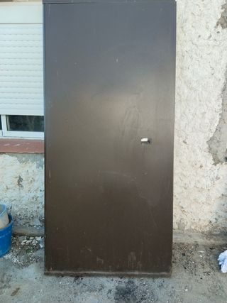 Puerta metálica antiokupas