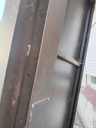 Puerta metálica antiokupas