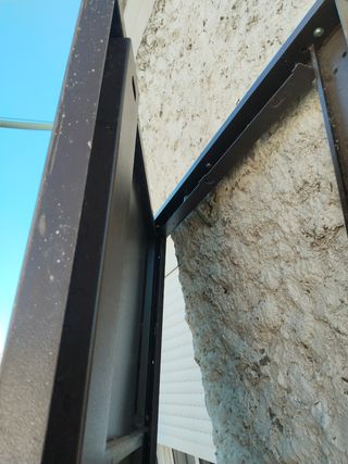 Puerta metálica antiokupas