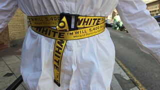 Precioso cinturón off White.