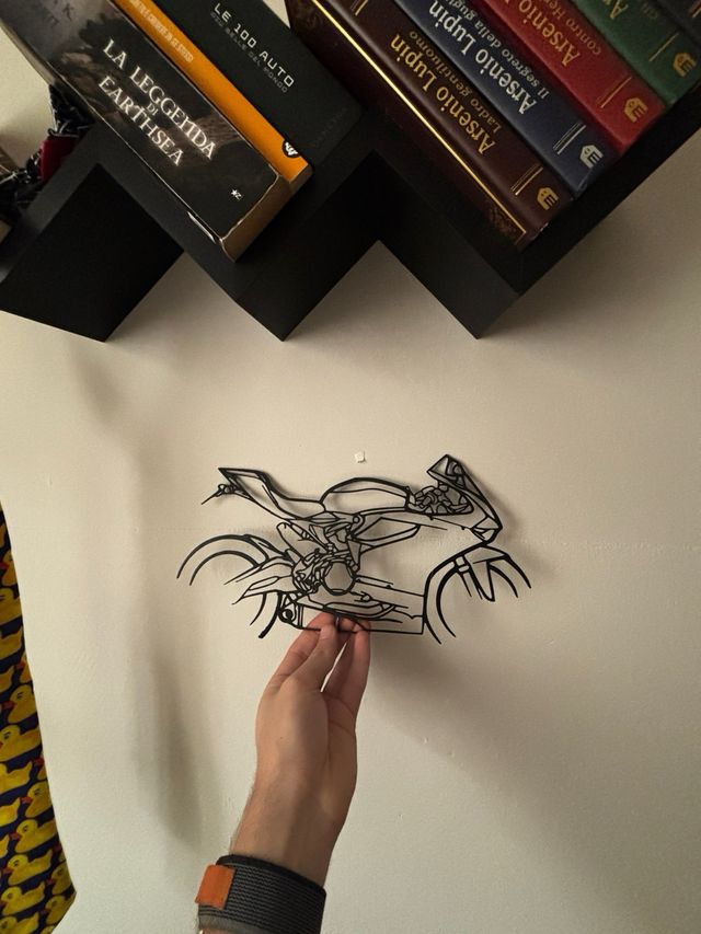 Ducati Panigale stilizzata a muro