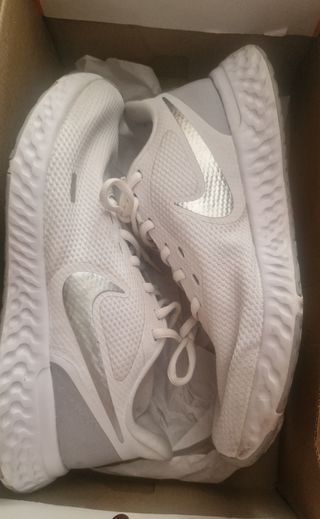 Tenis nike revolution 5