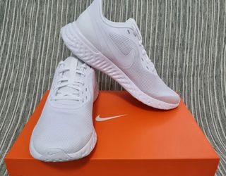 Tenis nike revolution 5