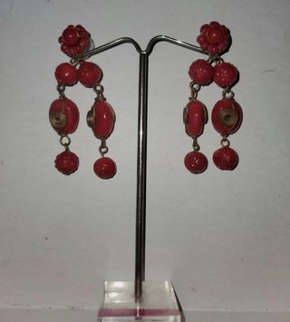 Pendientes con piedras en color rojo coral