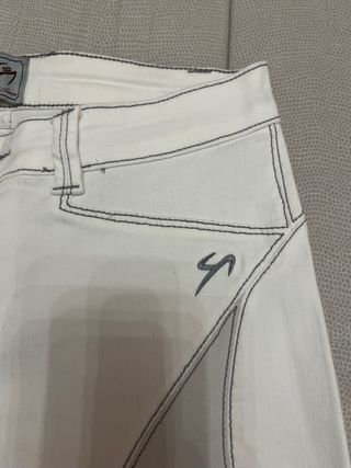 Pantaloni bianchi 9.2 by Carlo Chionna
