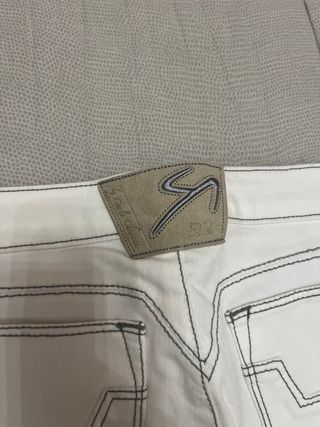 Pantaloni bianchi 9.2 by Carlo Chionna
