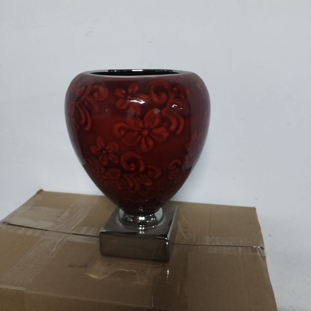 Jarrón granate con base plata de unos 30 cm