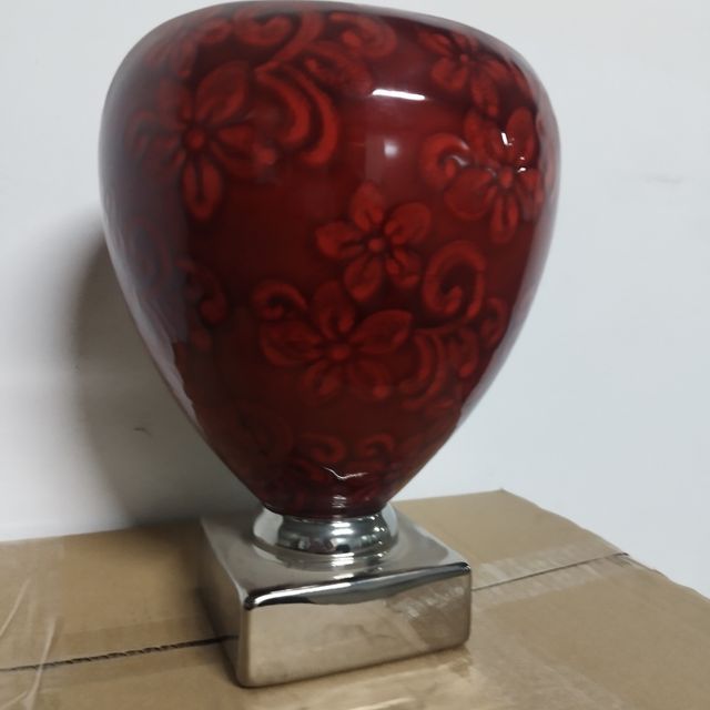 Jarrón granate con base plata de unos 30 cm