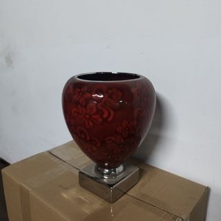 Jarrón granate con base plata de unos 30 cm