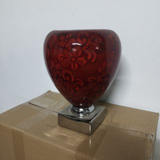 Jarrón granate con base plata de unos 30 cm