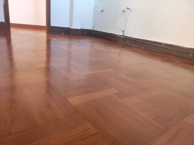 ¡Devuelve la vida a tu parquet! Lijado y barniza