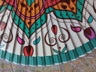 Abanico decorativo multicolor, nuevo.