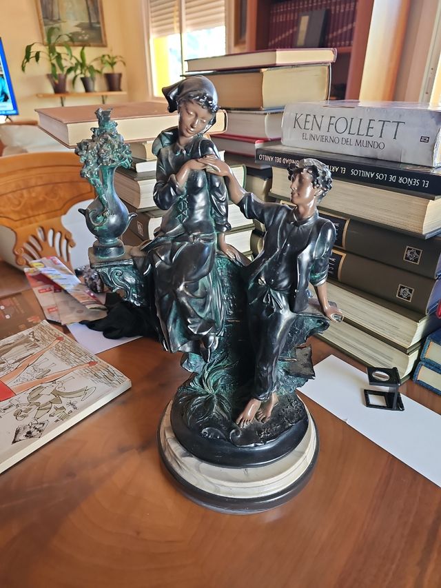 Escultura pareja romántica